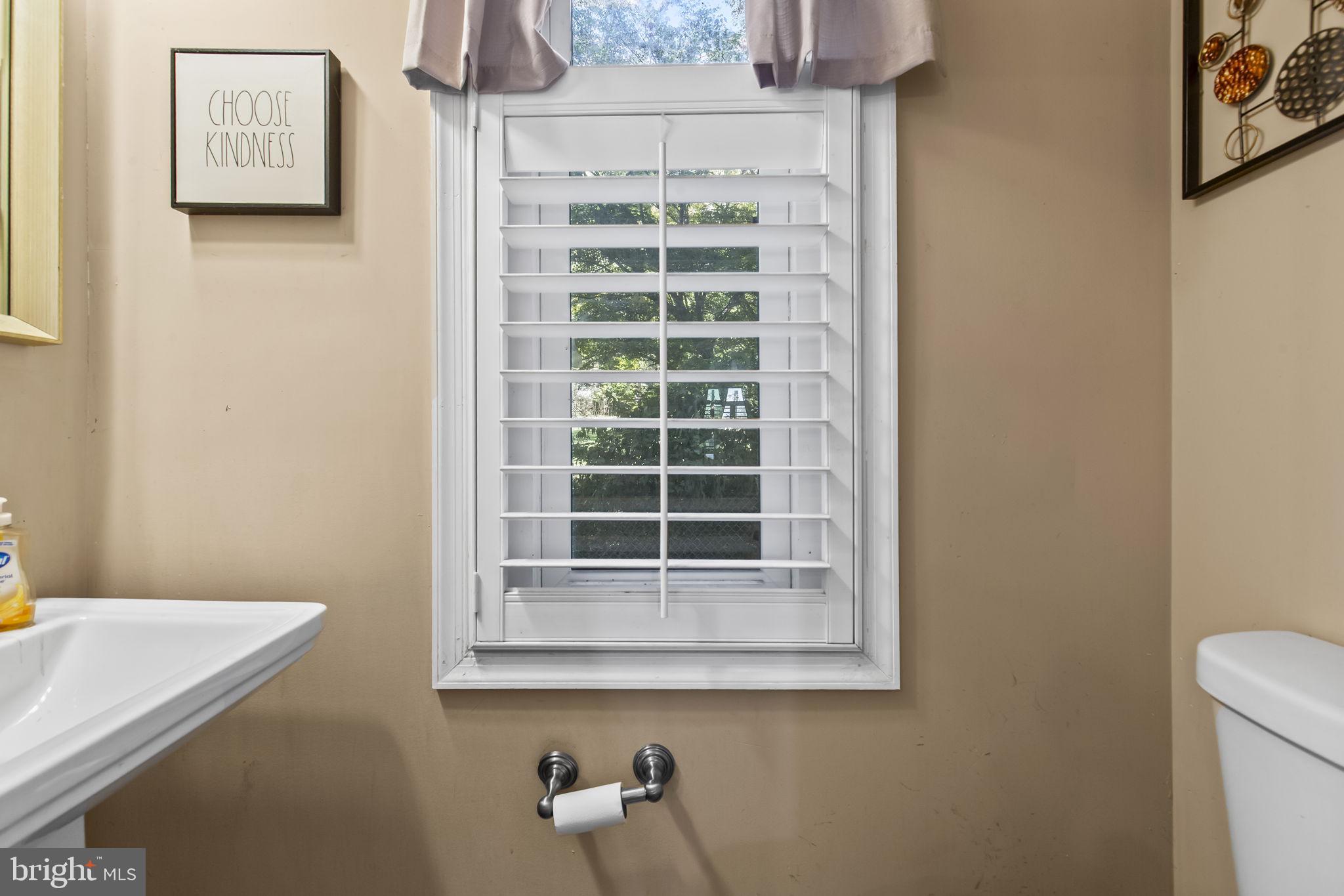 2600 Queen Anne Road Baltimore, MD 21216 - Photo 6 of 29 a bathroom with a window