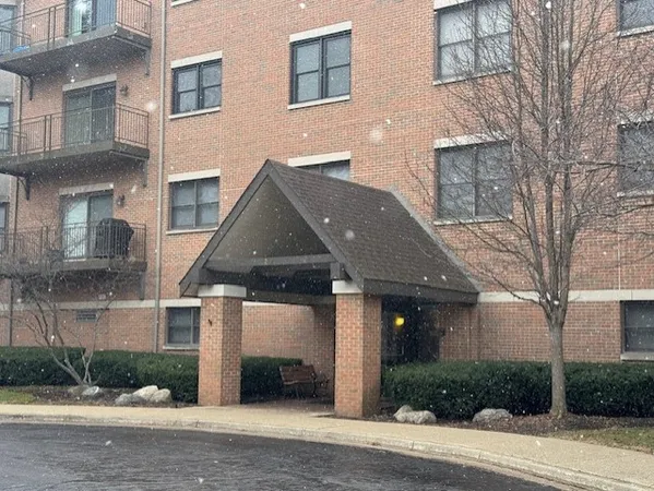$395,000 | 20 Trafalgar Square, Unit 304, Lincolnshire, IL 60069