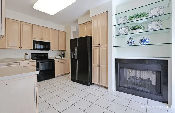 $395,000 | 20 Trafalgar Square, Unit 304, Lincolnshire, IL 60069