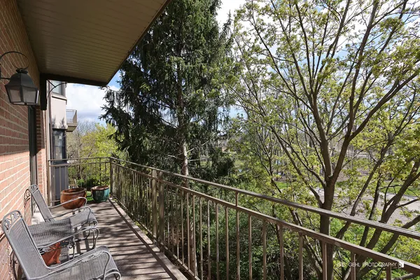 $395,000 | 20 Trafalgar Square, Unit 304, Lincolnshire, IL 60069