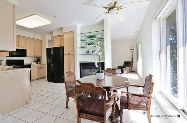 $395,000 | 20 Trafalgar Square, Unit 304, Lincolnshire, IL 60069
