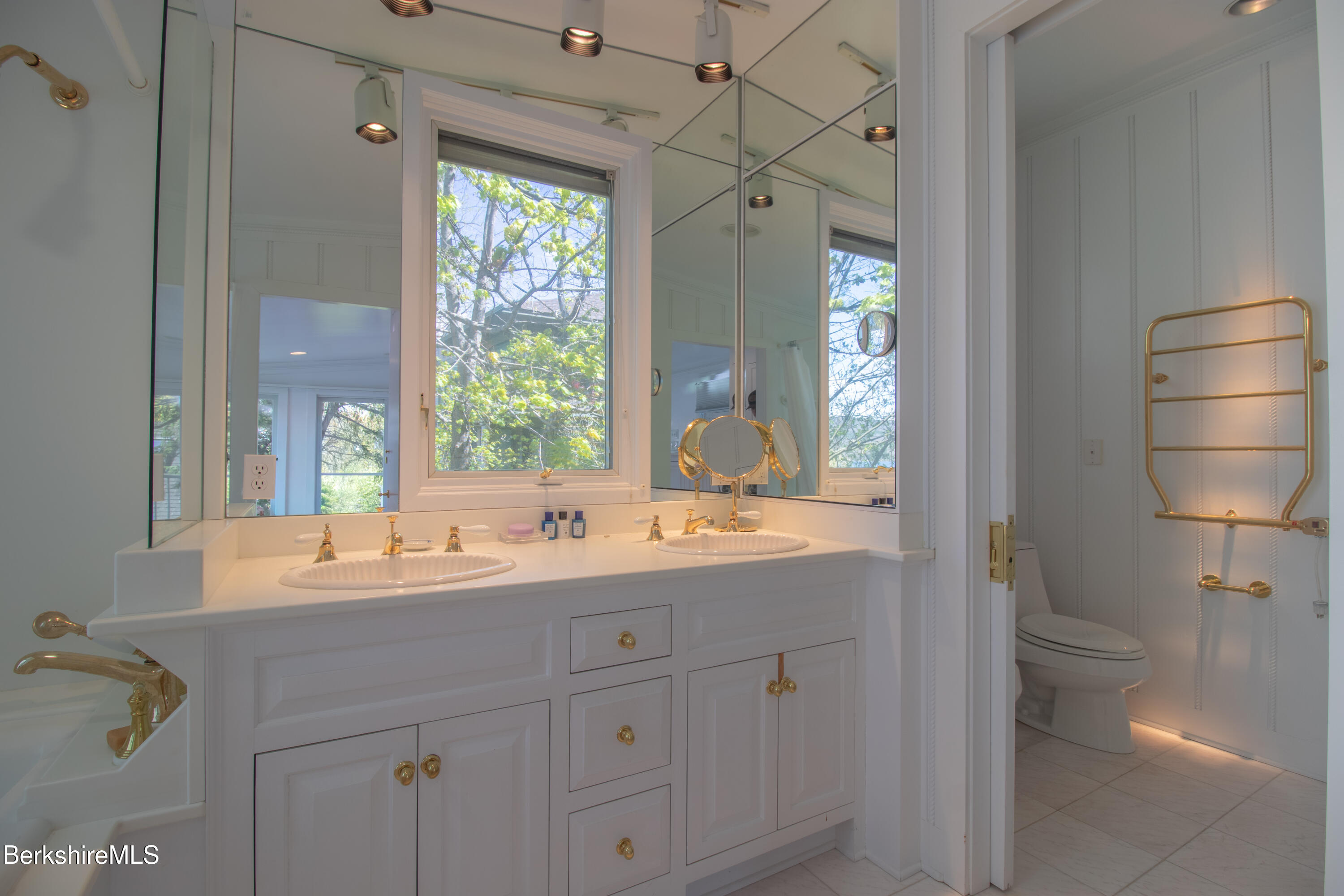 10 Mahkeenac Shores Road Stockbridge, MA 01262 - Photo 33 of 50 Primary Bath