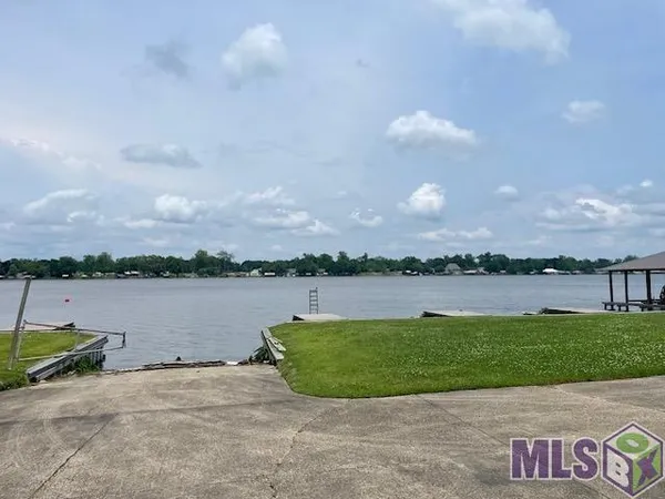 $1,650 | 7740 False River Drive, Oscar, LA 70762