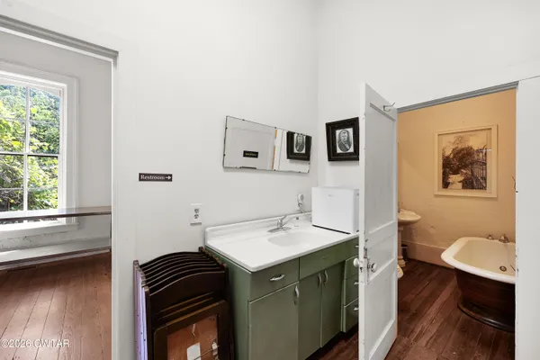 $1,250,000 | 204 East Deaderick Street, Jackson, TN 38301