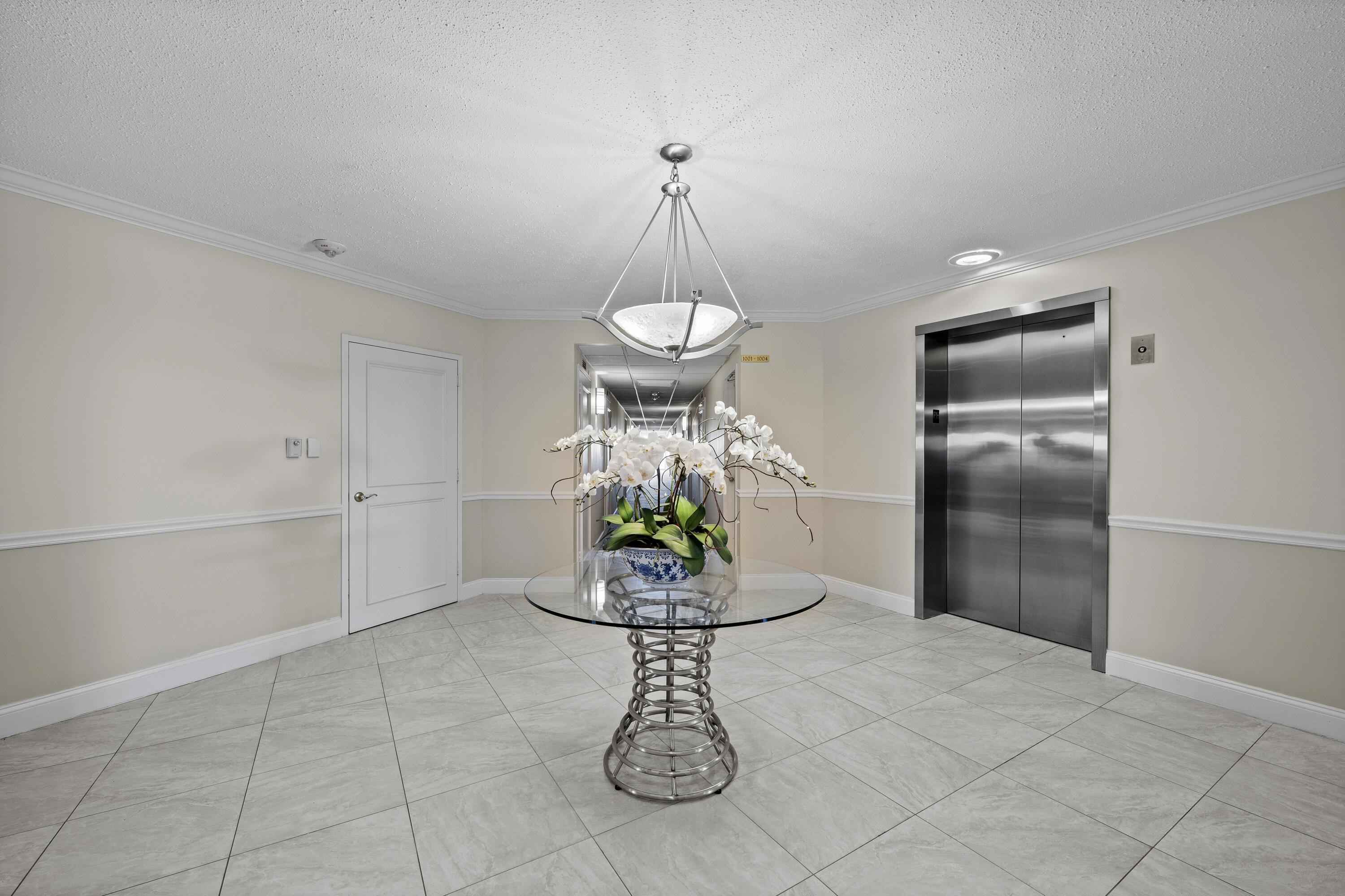 2600 North Flagler Drive, Unit 1007 West Palm Beach, FL 33407 - Photo 15 of 26 a vase of flowers sitting on a table