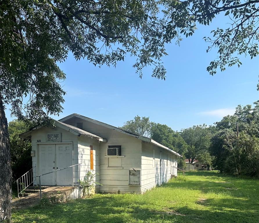1616 East Walnut Street Waco, TX 76704 - Photo 2 of 3 a front view of house with yard and green space