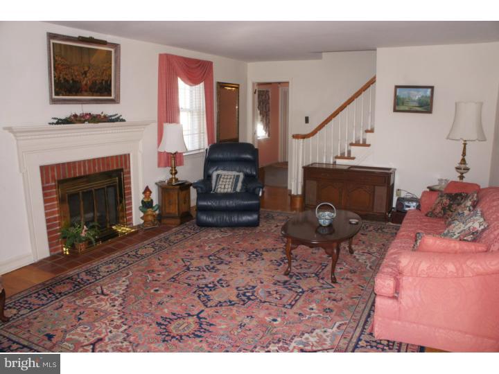 937 Providence Road Springfield, PA 19064 - Photo 5 of 25 Living Room