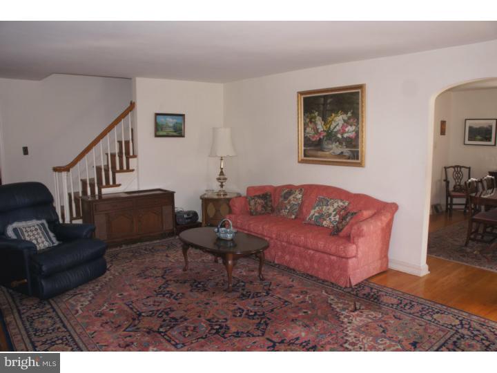 937 Providence Road Springfield, PA 19064 - Photo 6 of 25 Living Room