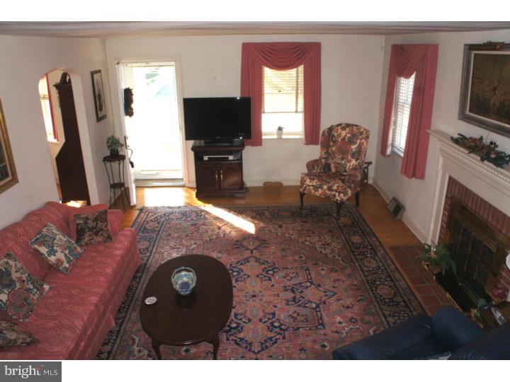 937 Providence Road Springfield, PA 19064 - Photo 7 of 25 Living Room