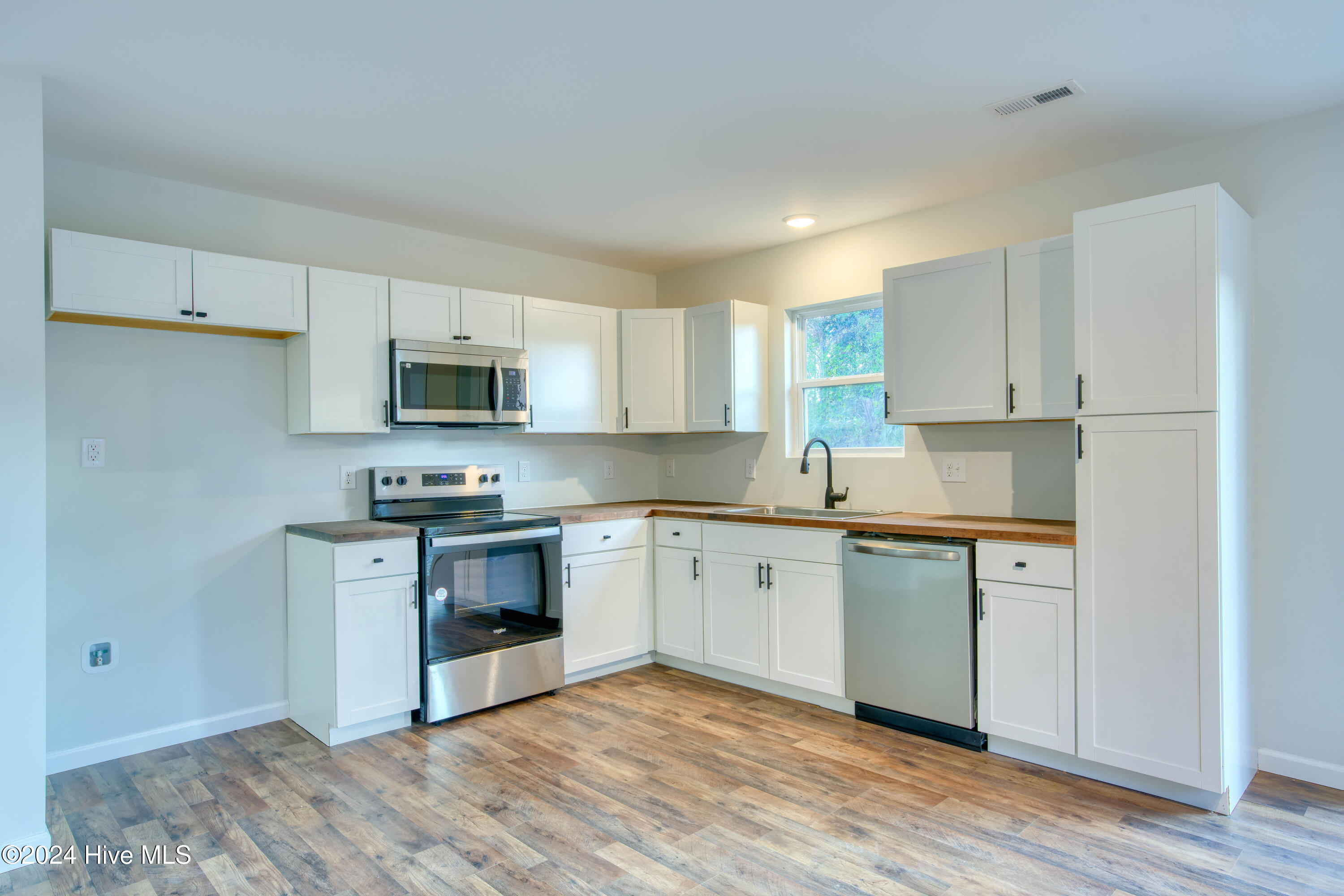 504 Francktown Road Richlands, NC 28574 - Photo 8 of 21 504 Franktown - Interiors - Edited _12