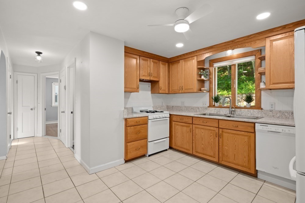 24 Greenwood Road Peabody, MA 01960 - Photo 8 of 31
