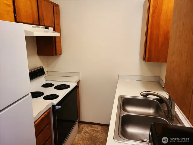 $1,100 | 14009 32nd Avenue Northeast, Unit 101, Seattle, WA 98125