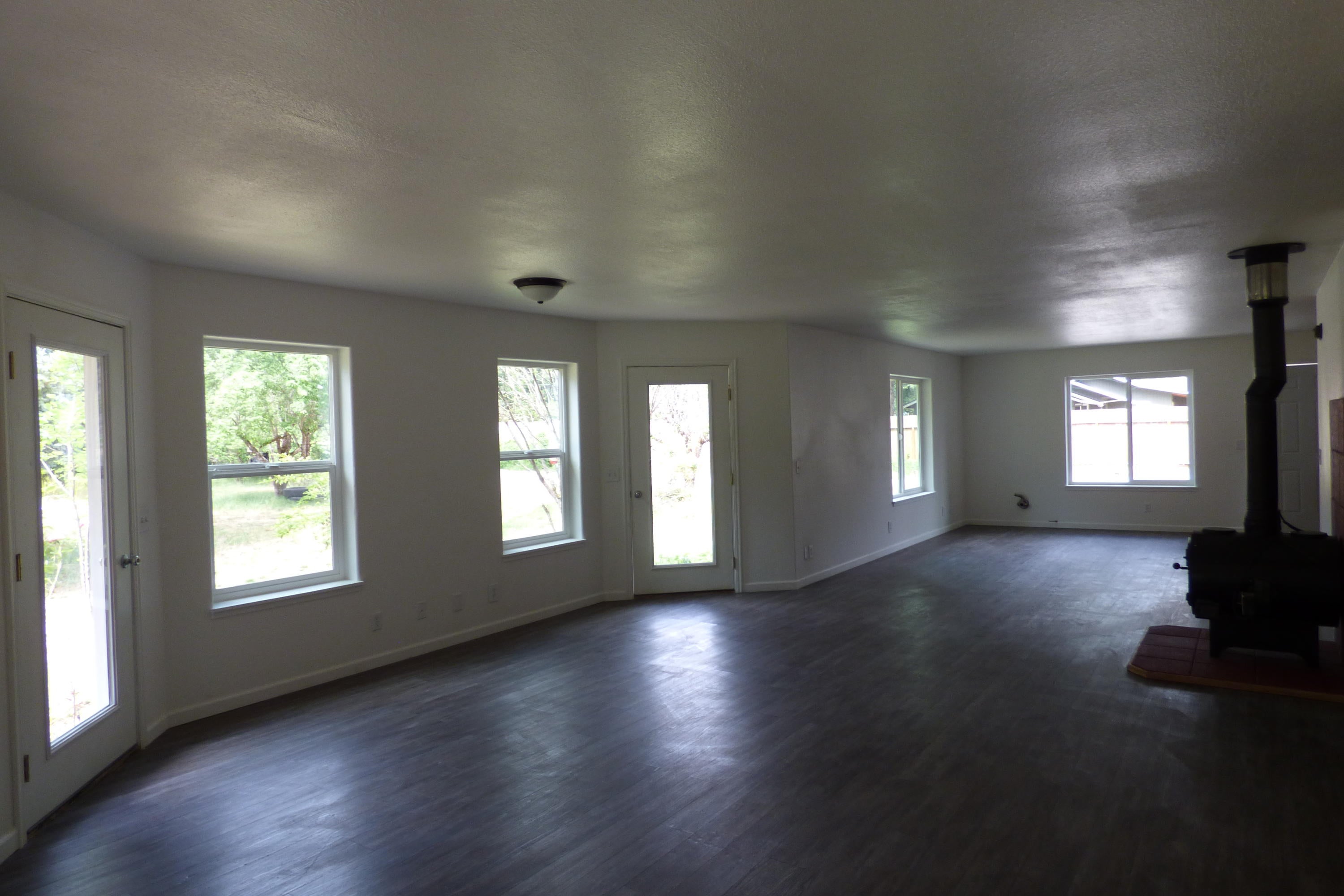689 Hummingbird Road Cave Junction, OR 97523 - Photo 9 of 23 Spacious living area