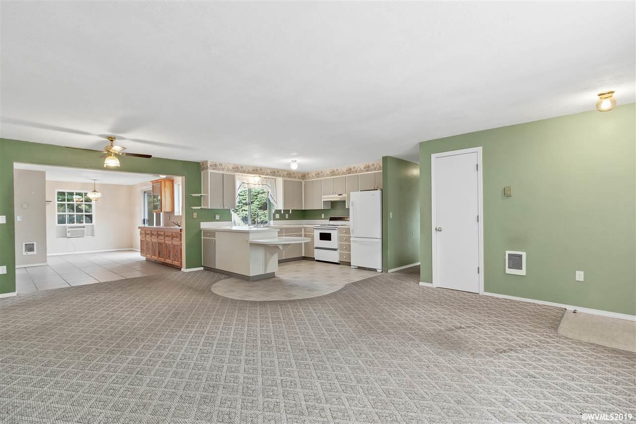 636 Southwest Natalie Street Dallas, OR 97338 - Photo 5 of 28 Gallery Image 5