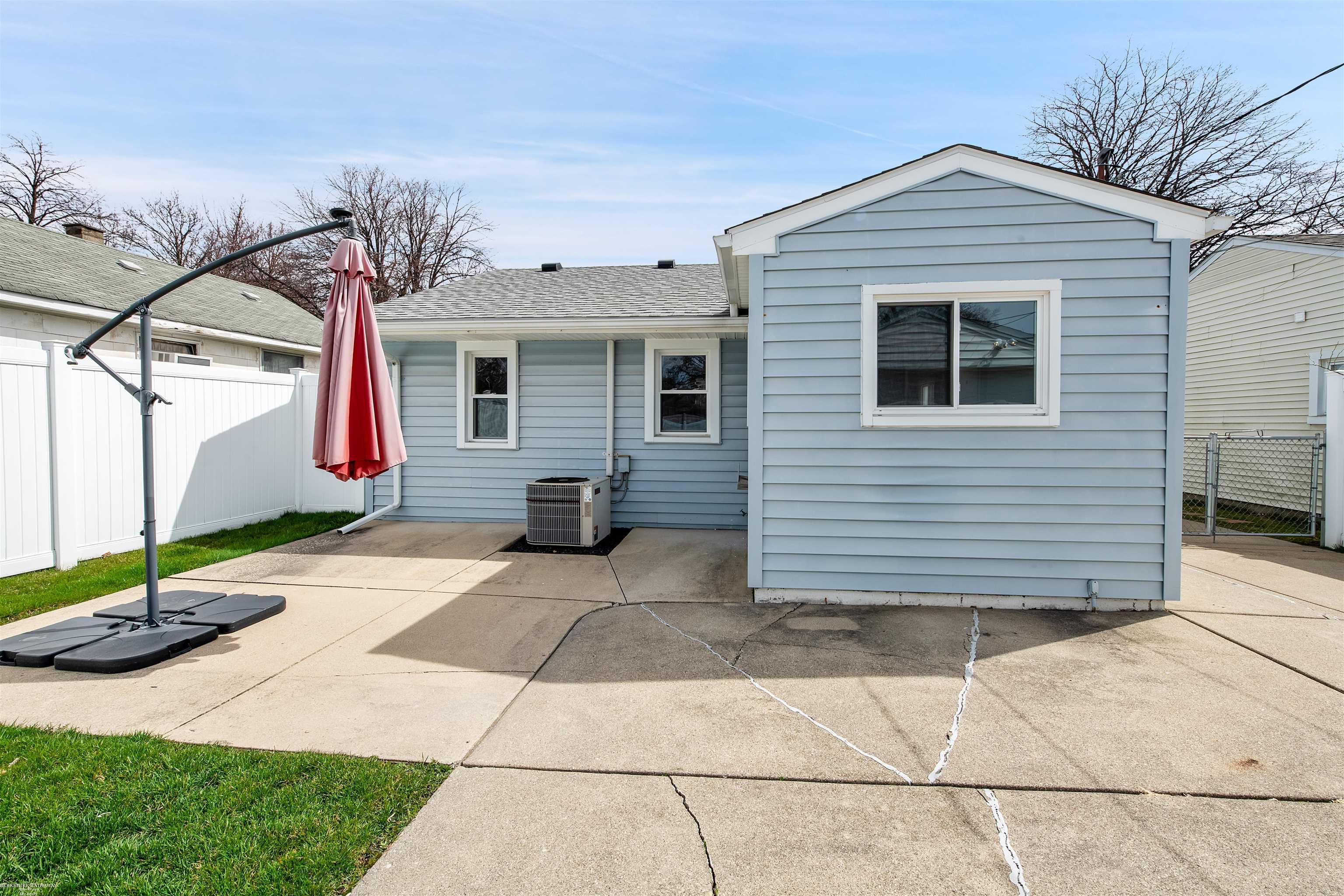 1921 Leitch Road Ferndale, MI 48220 - Photo 21 of 33 Entertainers patio!