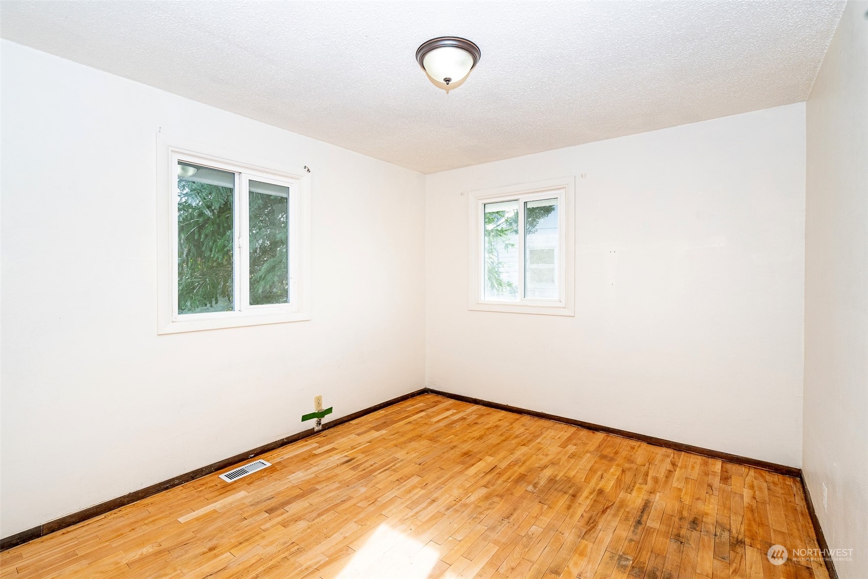 738 Southwest 19th Street Chehalis, WA 98532 - Photo 29 of 40 a view of empty room with window