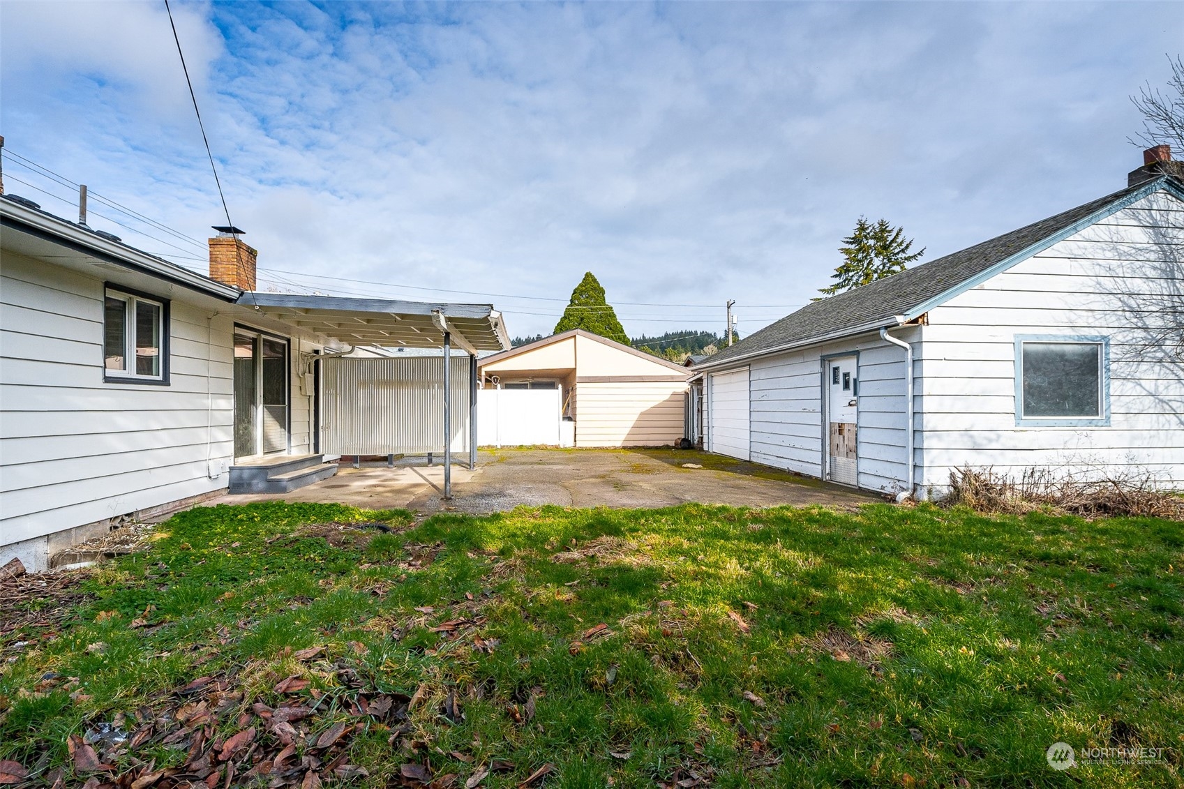 738 Southwest 19th Street Chehalis, WA 98532 - Photo 33 of 40 a view of a backyard of the house