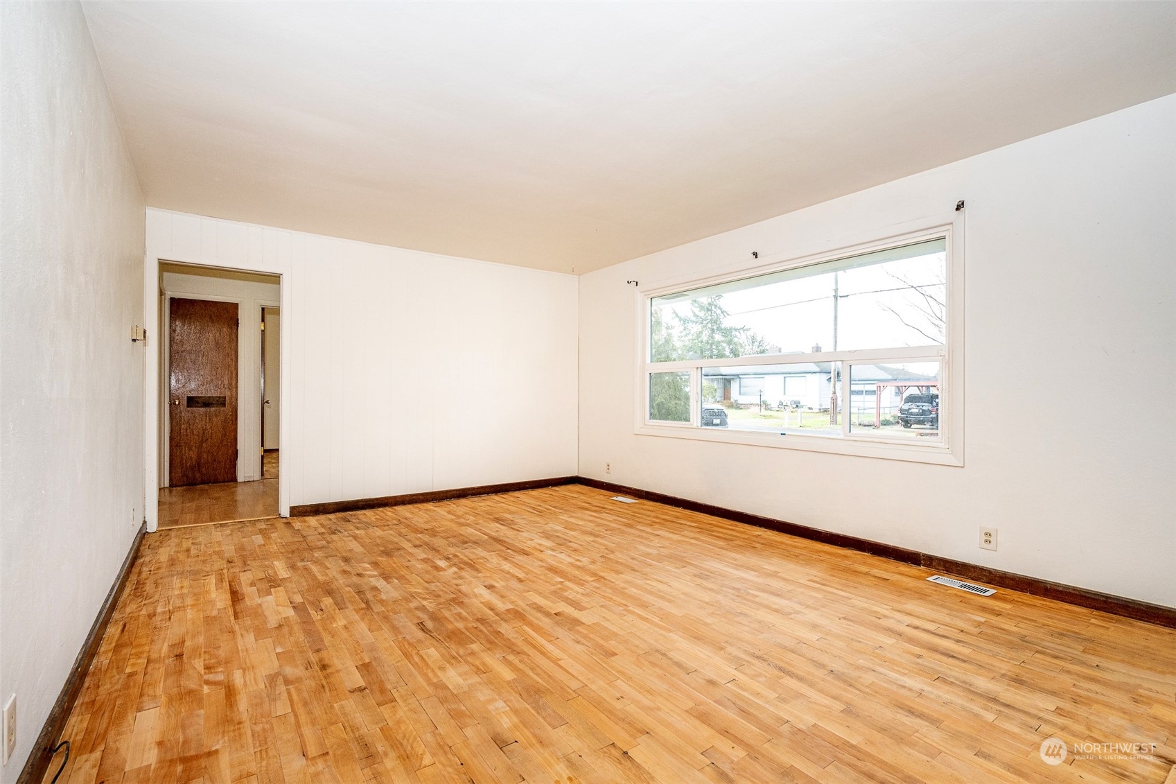 738 Southwest 19th Street Chehalis, WA 98532 - Photo 8 of 40 an empty room with window