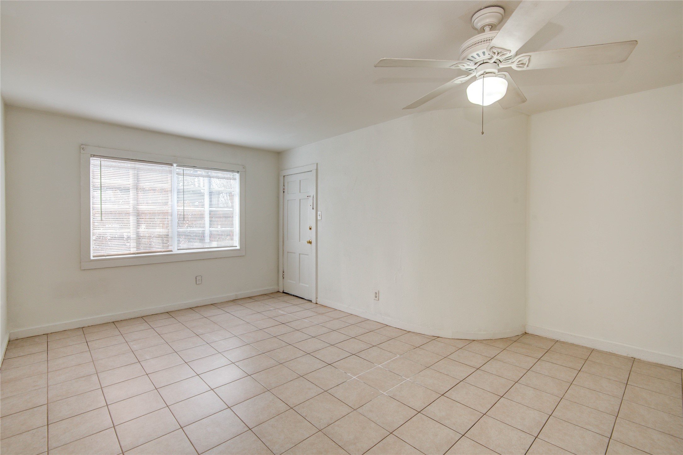 1828 West Main Street, Unit 1 Houston, TX 77098 - Photo 8 of 20 an empty room with windows and fan