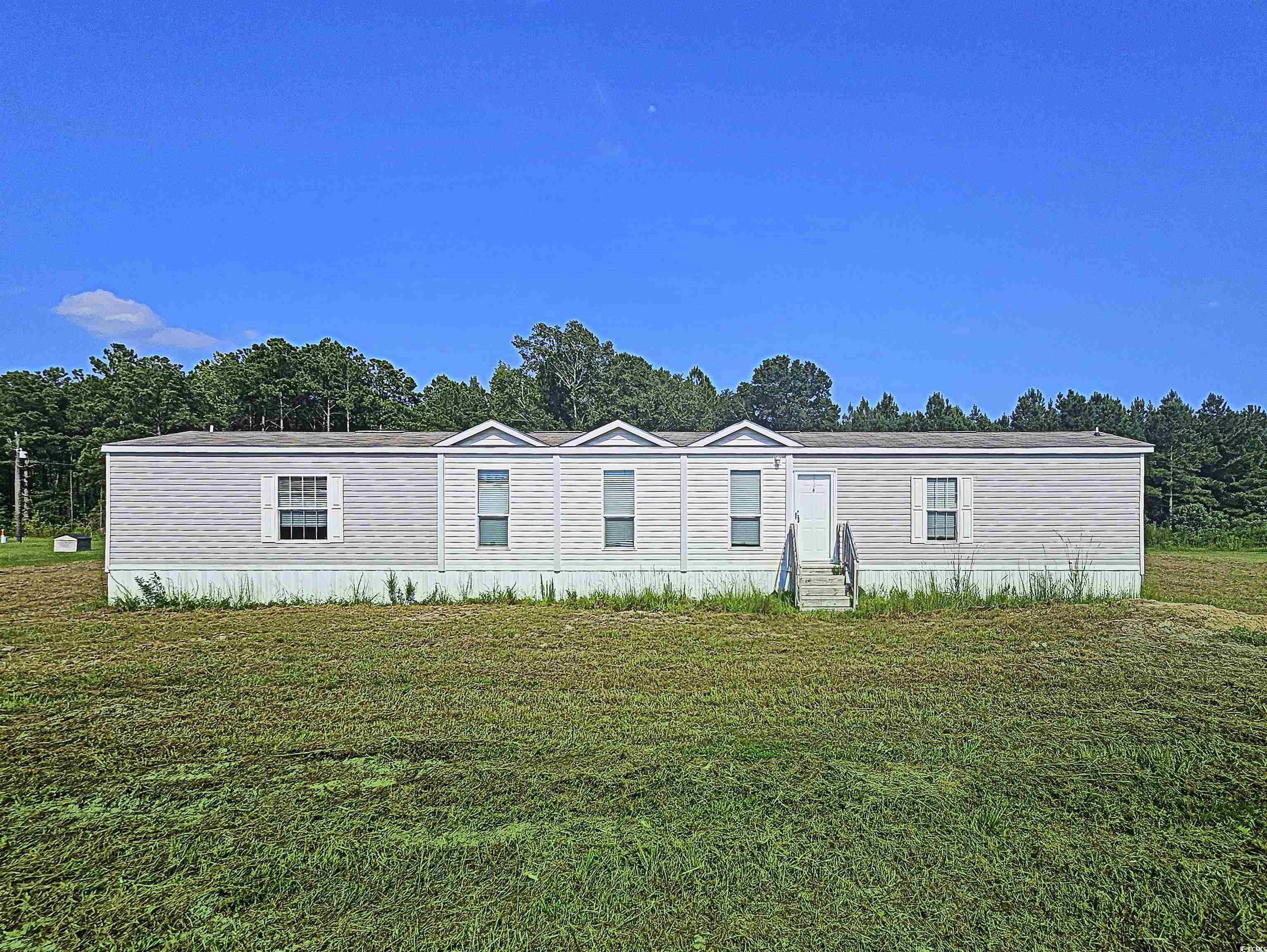 Manufactured / mobile home featuring a front lawn