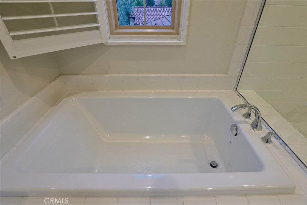 78 Kestrel Irvine, CA 92618 - Photo 18 of 32 a bathroom with bathtub