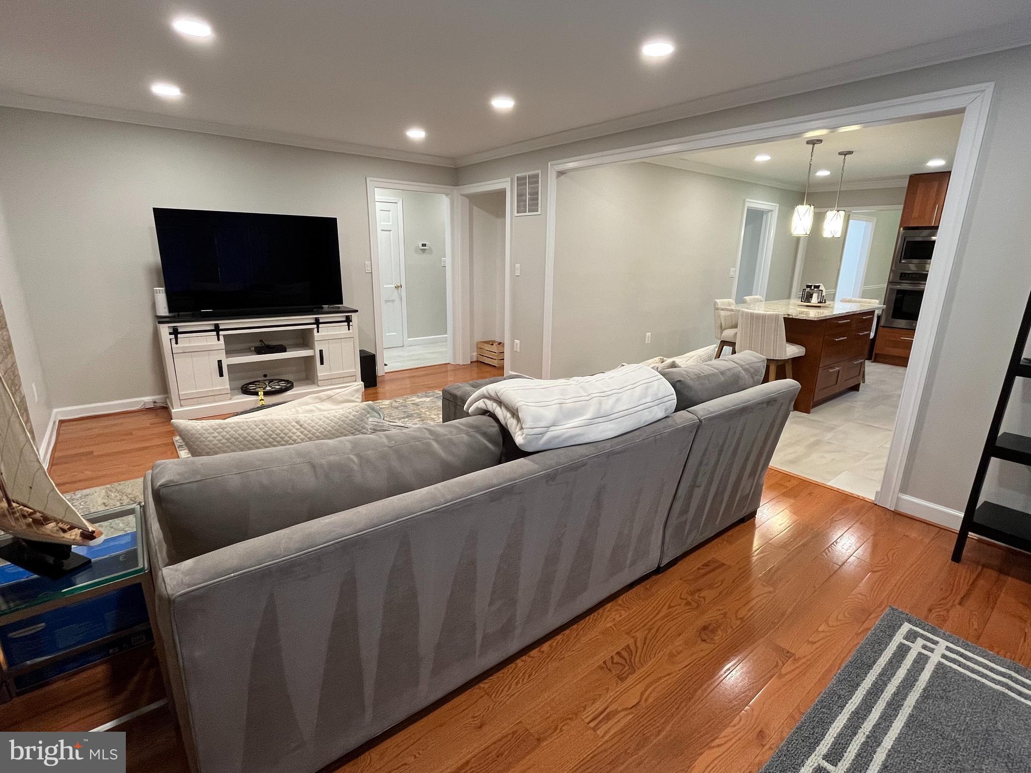 10216 Windsor View Drive Potomac, MD 20854 - Photo 4 of 43