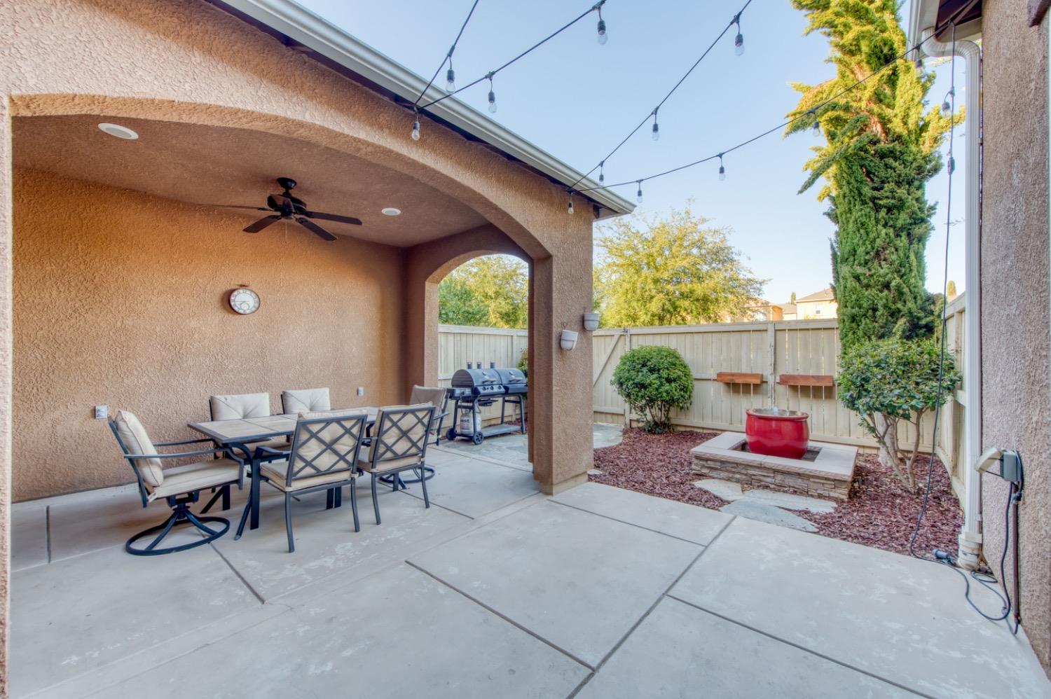 4085 Harlan Ranch Boulevard Clovis, CA 93619 - Photo 25 of 27 a dining room with furniture and a potted plant