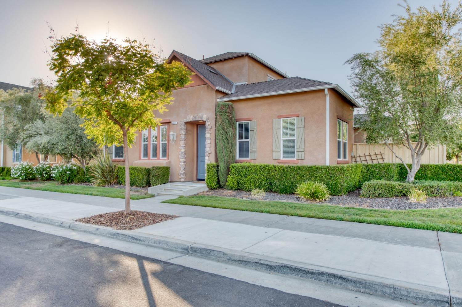 4085 Harlan Ranch Boulevard Clovis, CA 93619 - Photo 3 of 27 a front view of a house with a yard and garage