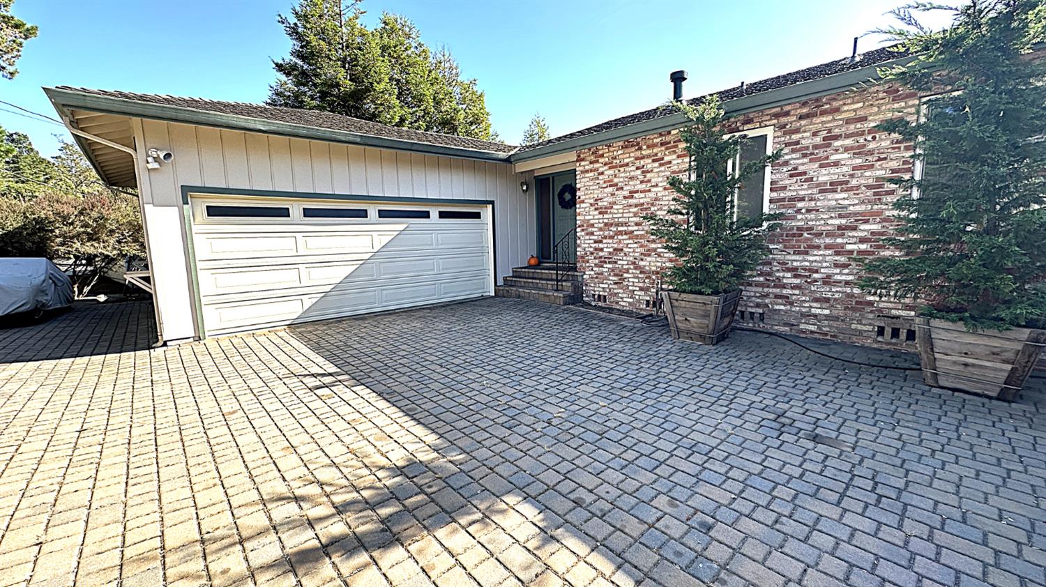 a view of a house with a backyard