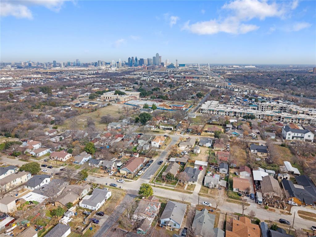 1715 Navaro Street Dallas, TX 75208 - Photo 4 of 33 Aerial view of property and surrounding area with skyline