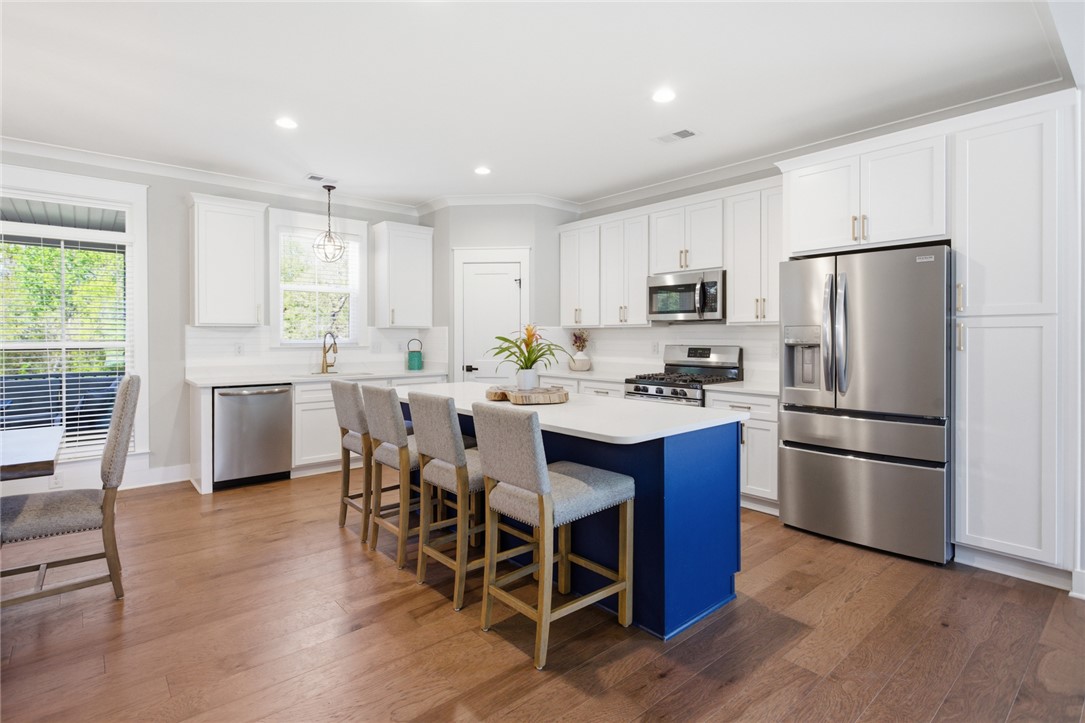 318 Summerall Drive Anderson, SC 29621 - Photo 7 of 41 This bright kitchen features an expansive island and premium stainless steel appliances.