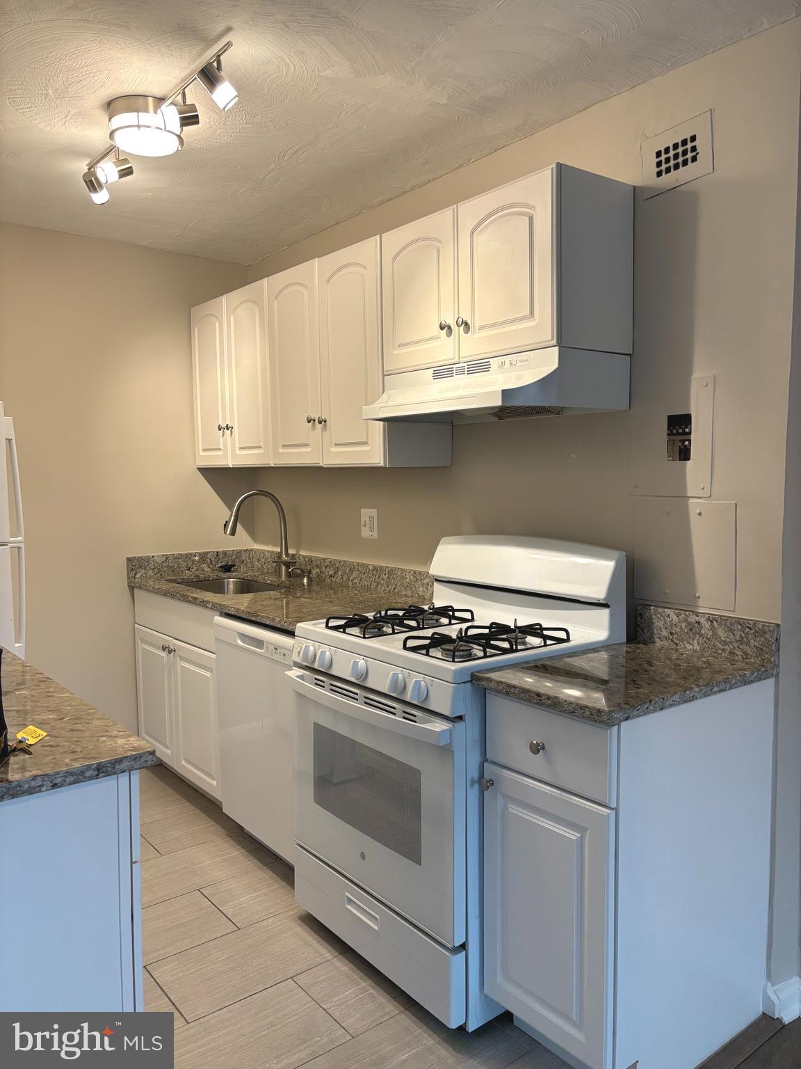 1200 South Arlington Ridge Road, Unit 605 Arlington, VA 22202 - Photo 8 of 23 Updated Kitchen