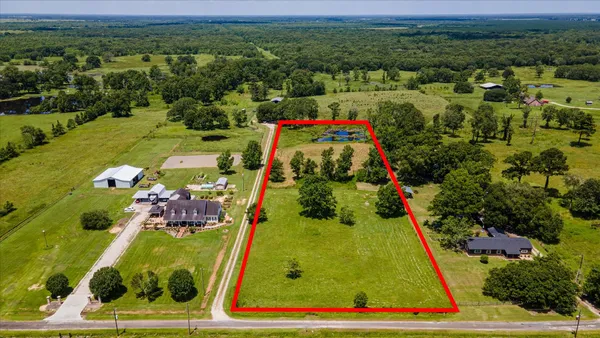 $183,000 | 2046 County Road 2046, Hull, TX 77564