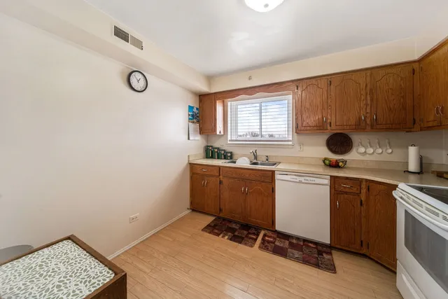 $142,500 | 18400 Cherry Creek Drive, Unit 512, Homewood, IL 60430