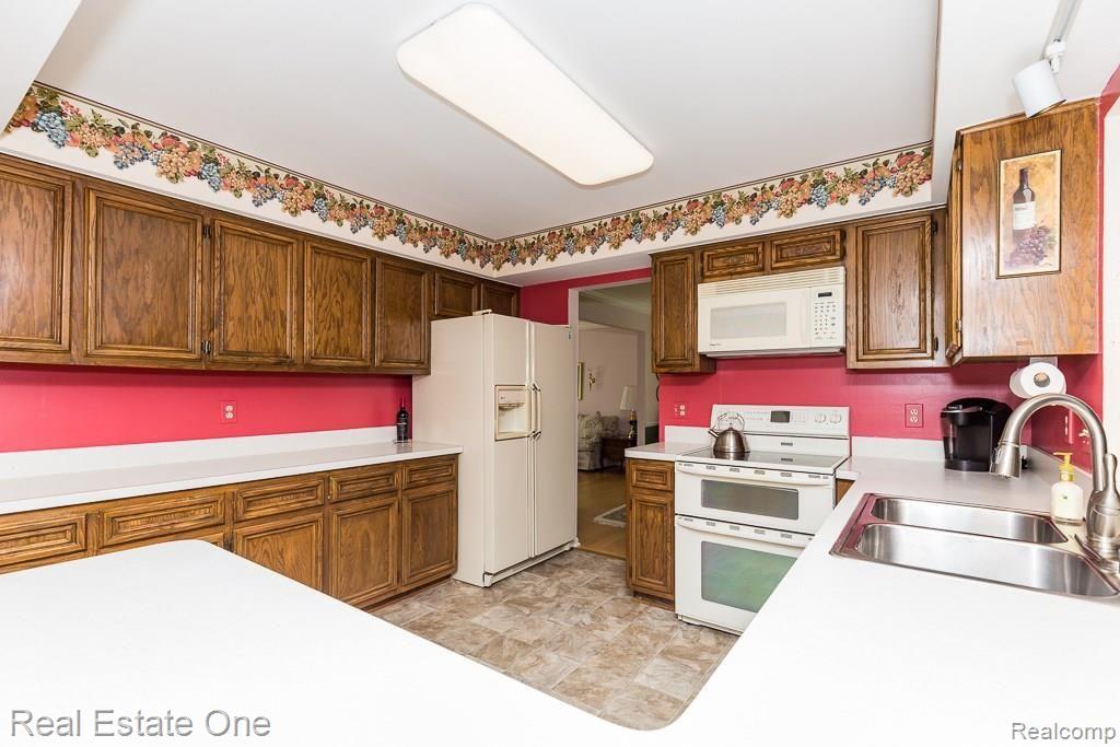 2420 Kimberly Fair Street Rochester Hills, MI 48309 - Photo 7 of 28
