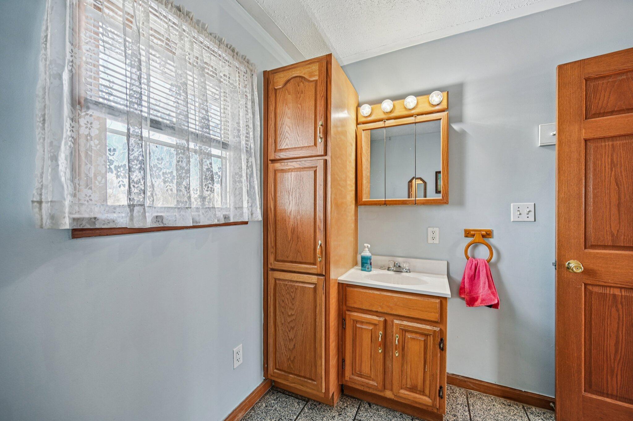 3100 Durant Road Zanesville, OH 43701 - Photo 17 of 48 Bathroom