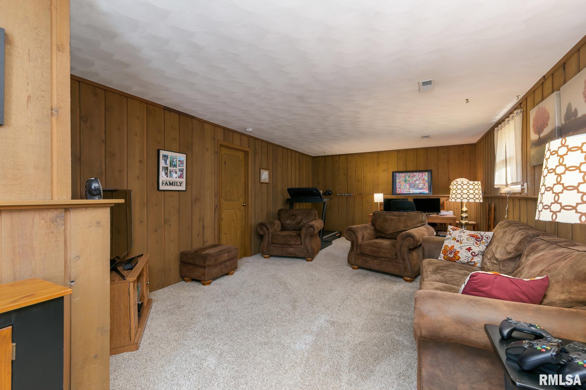 2145 Meadowbrook Road Davenport, IA 52807 - Photo 23 of 37 Gallery Image 23