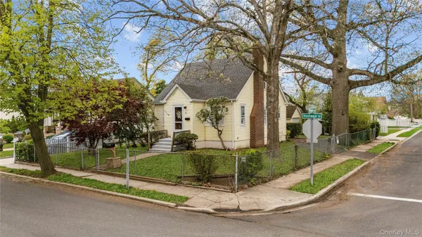 $650,000 | 21 Voshage Street, Baldwin, NY 11510