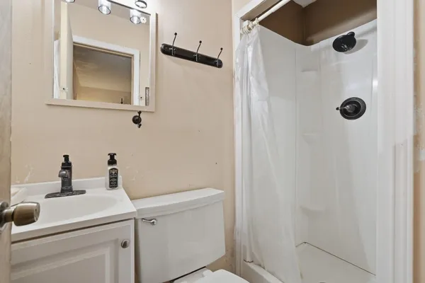 $450,000 | 10922 Ivyridge Road, Houston, TX 77043