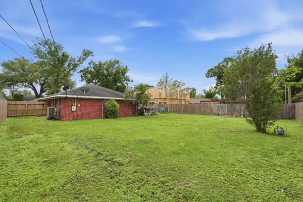 $450,000 | 10922 Ivyridge Road, Houston, TX 77043