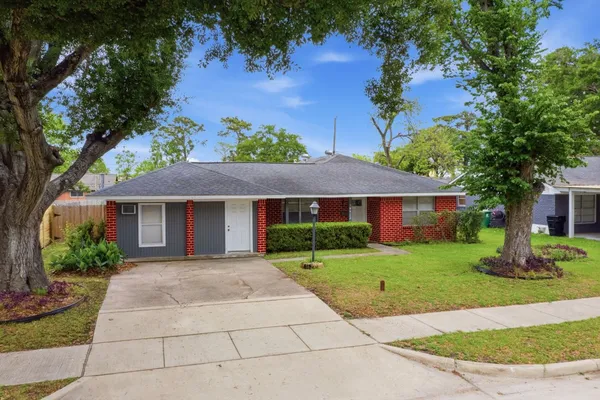$450,000 | 10922 Ivyridge Road, Houston, TX 77043