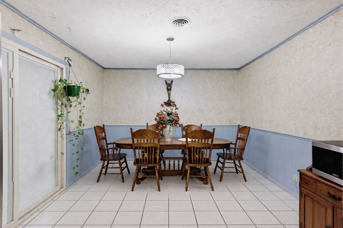 10922 Ivyridge Road Houston, TX 77043 - Photo 4 of 17 a dining room with furniture and window