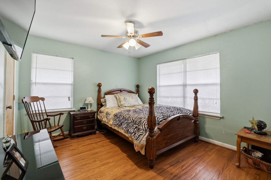 10922 Ivyridge Road Houston, TX 77043 - Photo 10 of 17 a bed room with bed and window