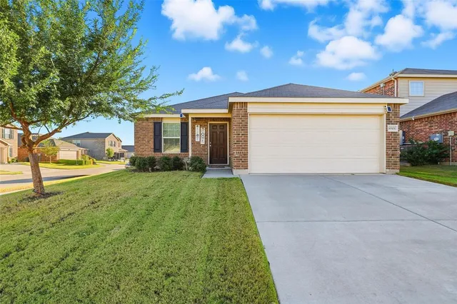 $339,900 | 10101 Newtown Drive, Fort Worth, TX 76036