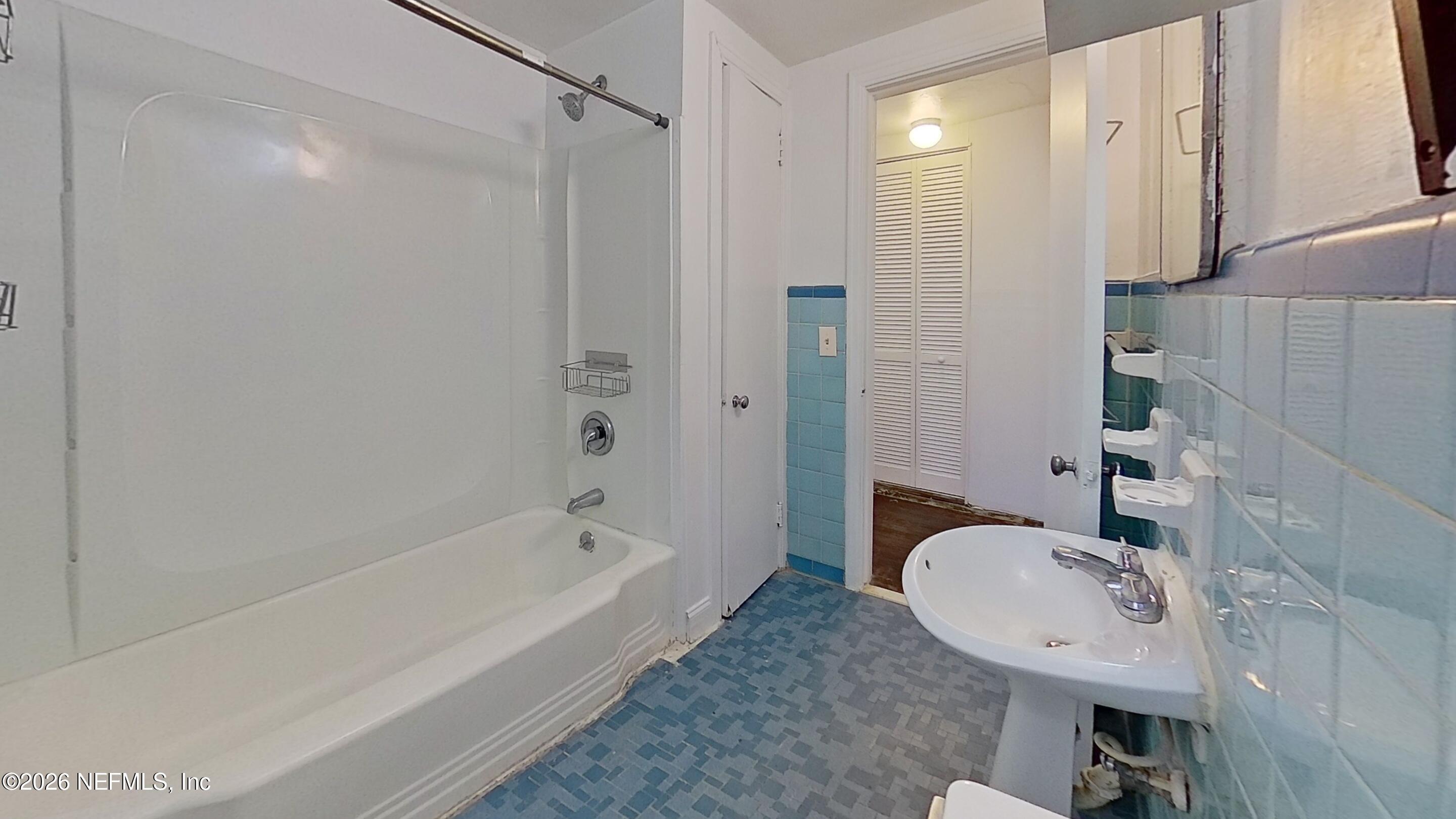 1464 Holmesdale Road, Unit 4 Jacksonville, FL 32207 - Photo 10 of 13 Bathroom (6)