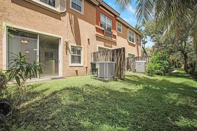 a view of a house with backyard and garden