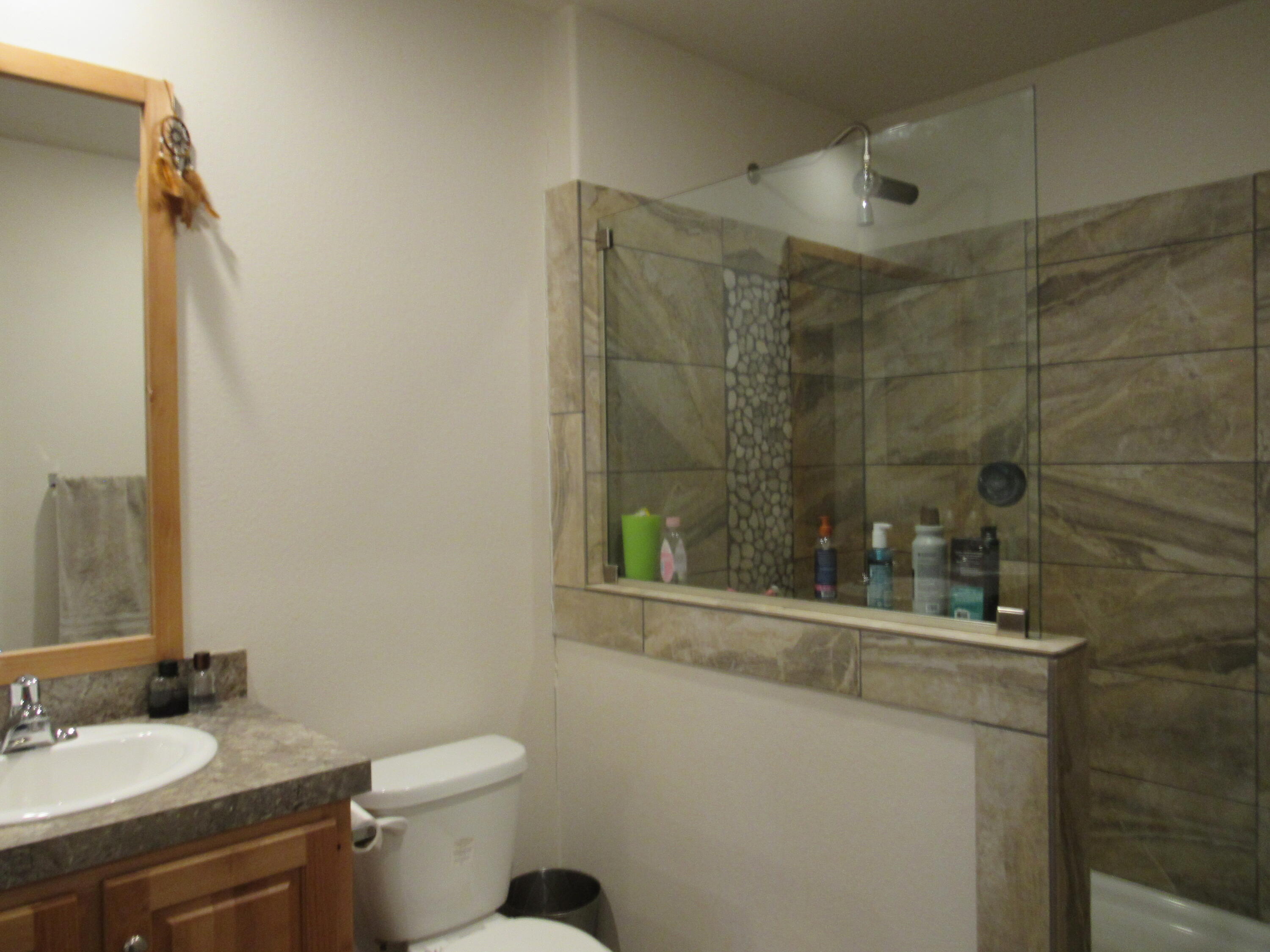 35712 Modoc Point Road, Unit 229700 Chiloquin, OR 97624 - Photo 22 of 23 primary bath