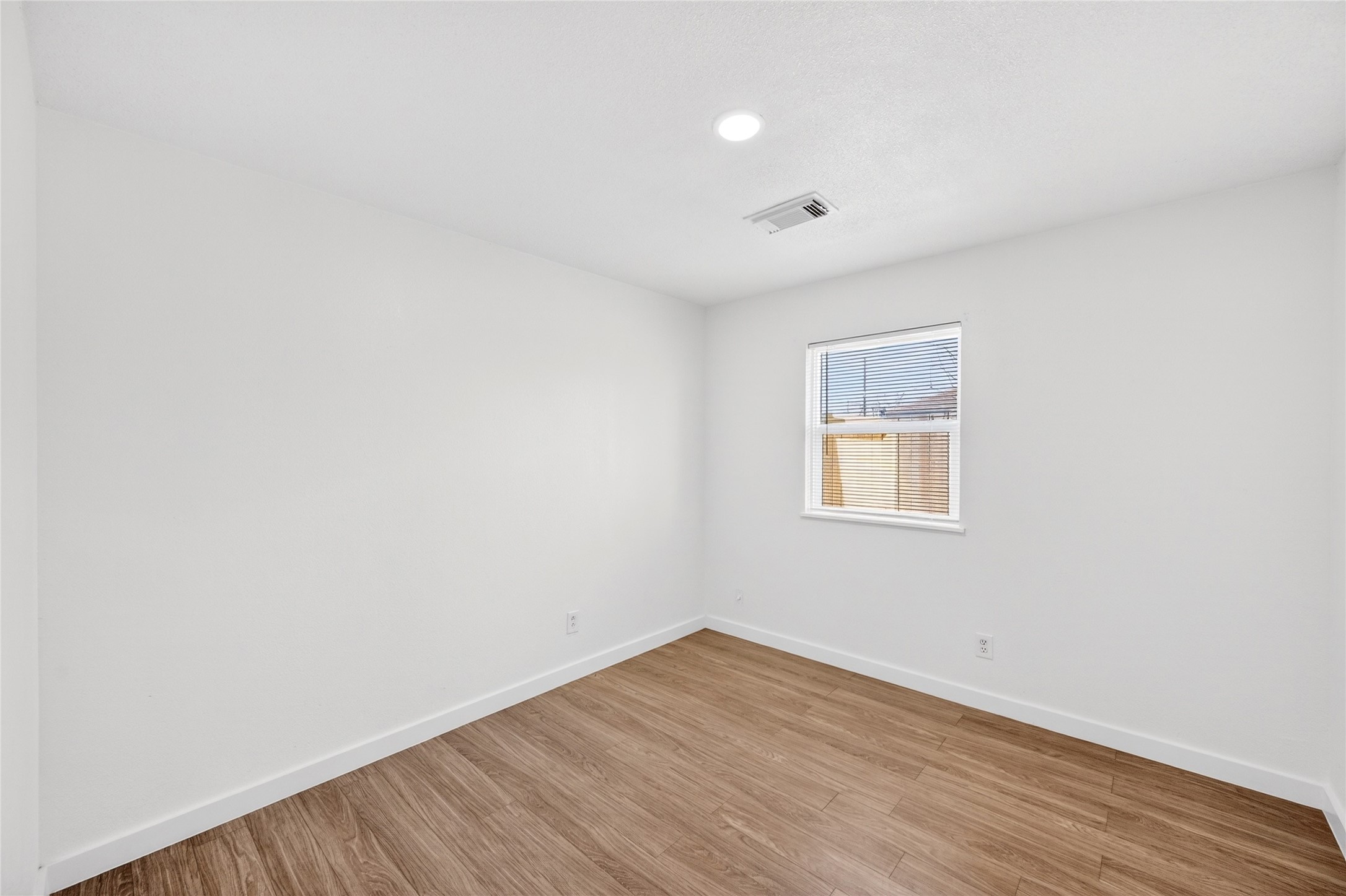 16034 Clearmeadow Street Channelview, TX 77530 - Photo 18 of 20 Third bedroom nearest bathroom