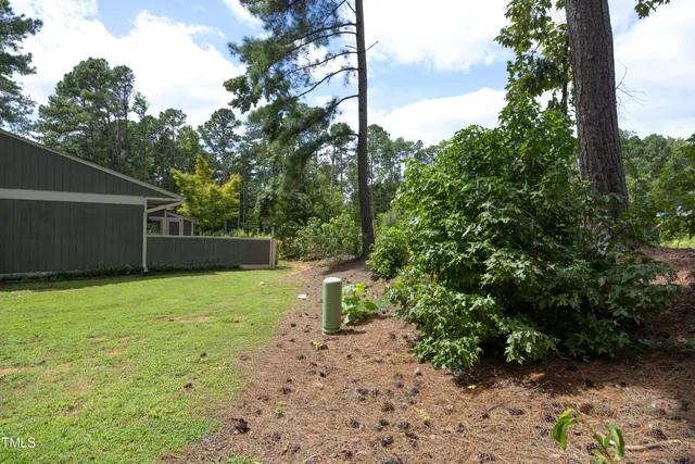 a view of a house with backyard