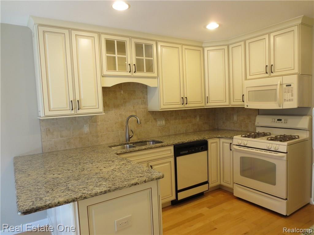 1235 Candlestick Lane, Unit 125 Rochester Hills, MI 48306 - Photo 11 of 31